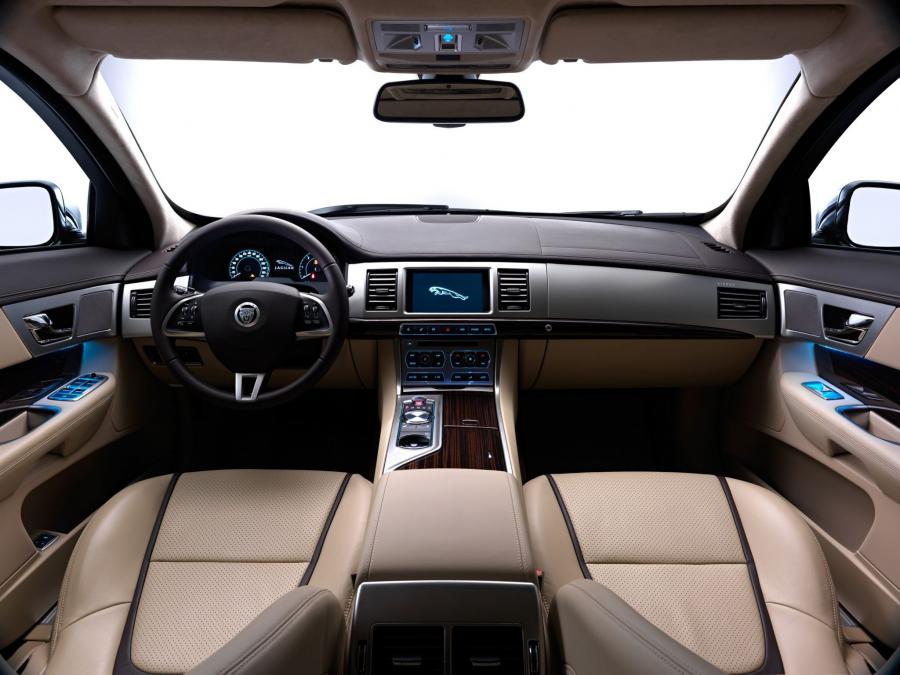  Jaguar XF Sportbrake 2012 года  (фото 17 из 63)